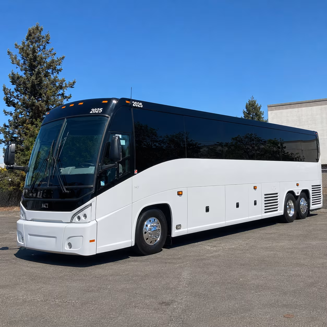 choose the right bus for airport transfers to pbi fll and mia
